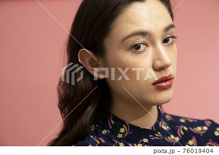 グリッターメイクの女性 グリッターメイクの女性 76019404