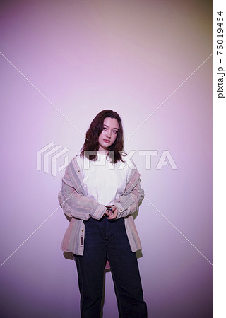 レトロでカラフルな女性のポートレート レトロでカラフルな女性のポートレート 76019454