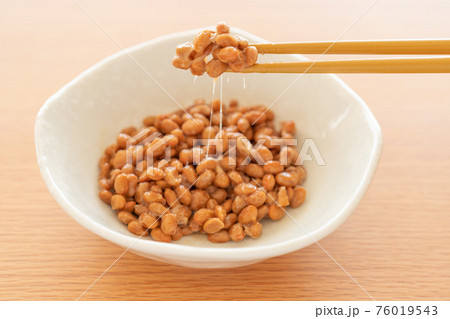 納豆を箸で持ち上げる 納豆を箸で持ち上げる 76019543