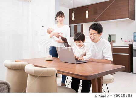 リビングでテレワークをする家族 76019583