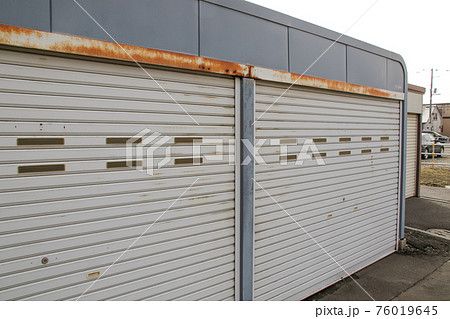 車庫,カーポート,住宅, 駐車場, ガレージ、シャッター、サビ 車庫,カーポート,住宅, 駐車場, ガレージ、シャッター、サビ 76019645