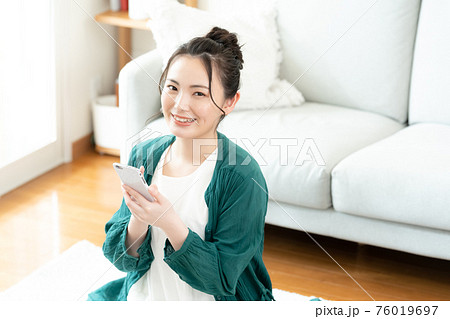 スマホを見る若い女性 スマホを見る若い女性 76019697