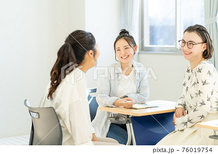 教室で談笑する女子大生　撮影協力：中央工学校附属日本語学校 76019754