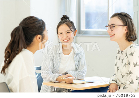 教室で談笑する女子大生　撮影協力：中央工学校附属日本語学校 76019755
