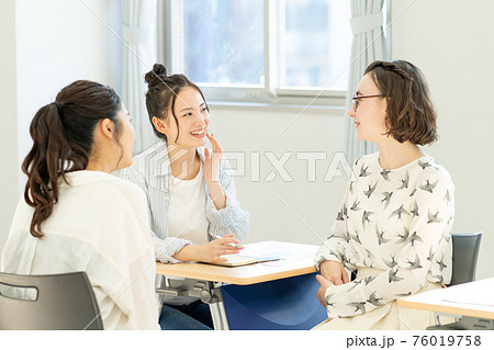 教室で談笑する女子大生　撮影協力：中央工学校附属日本語学校 76019758