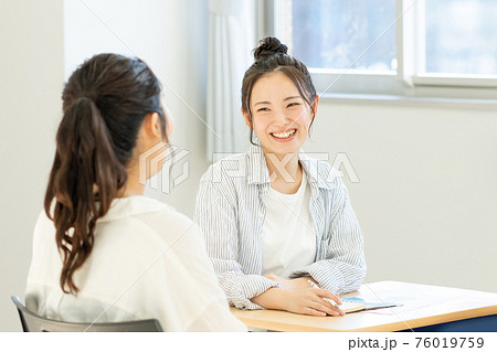 教室で談笑する女子大生　撮影協力：中央工学校附属日本語学校 76019759