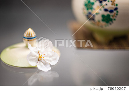 香炉と桜 76020207