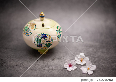 香炉と桜 76020208