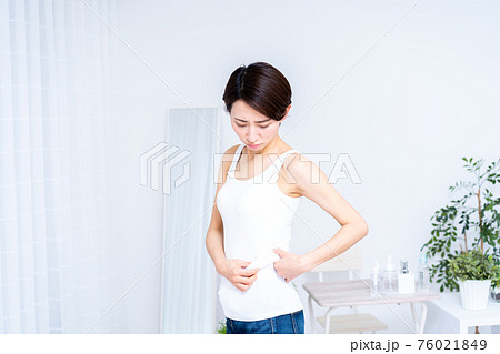 おなかのたるみを気にするミドルの女性 おなかのたるみを気にするミドルの女性 76021849