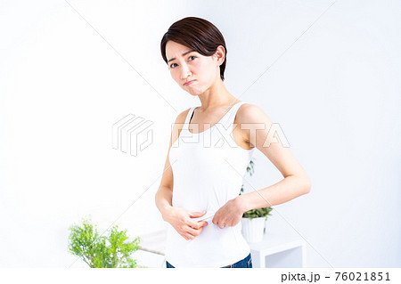おなかのたるみを気にするミドルの女性 おなかのたるみを気にするミドルの女性 76021851
