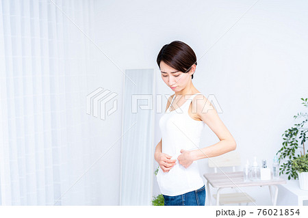 おなかのたるみを気にするミドルの女性 おなかのたるみを気にするミドルの女性 76021854