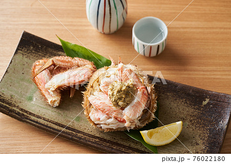 器に盛り付けた毛蟹 76022180