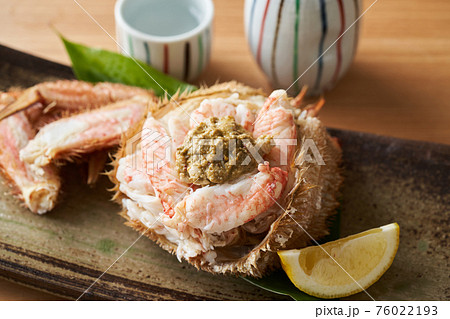 器に盛り付けた毛蟹 76022193