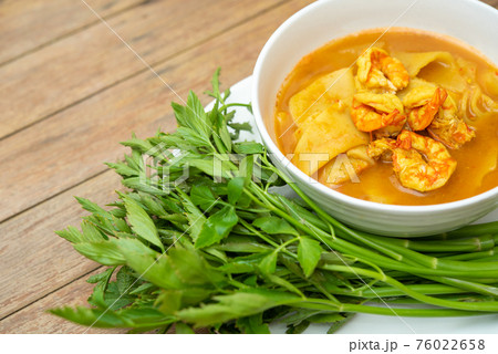 Southern Spicy Yellow Thai Curry (Gaaeng Leuuang) Southern Spicy Yellow Thai Curry (Gaaeng Leuuang) 76022658