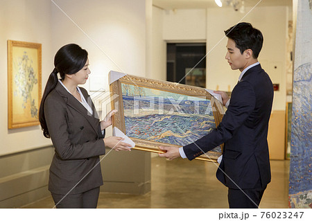 People with guide at exhibition in art gallery 015 People with guide at exhibition in art gallery 015 76023247