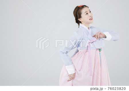 Male and female in Korean traditional clothes Hanbok 035 Male and female in Korean traditional clothes Hanbok 035 76023820