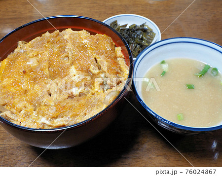 熊本県阿蘇郡小国町下城にある食堂「園」のかつ丼とみそ汁、高菜炒め 熊本県阿蘇郡小国町下城にある食堂「園」のかつ丼とみそ汁、高菜炒め 76024867