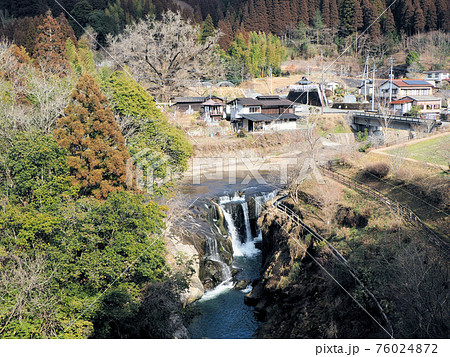 鍋釜滝と下城の大イチョウ　熊本県阿蘇郡小国町 76024872