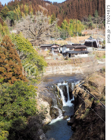 鍋釜滝と下城の大イチョウ　熊本県阿蘇郡小国町 76024875