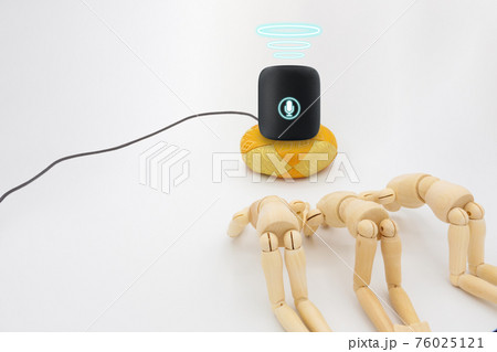 AIスピーカーを教祖として崇める宗教の信者 AIスピーカーを教祖として崇める宗教の信者 76025121