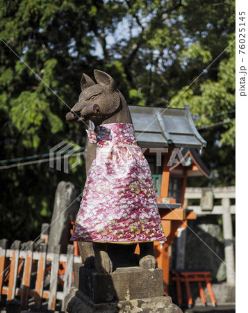 伏見稲荷大社のきつね像 76025145