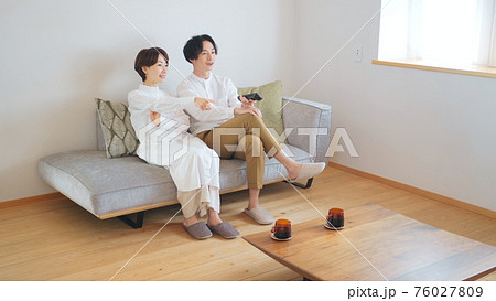 リビングでテレビを見る夫婦 リビングでテレビを見る夫婦 76027809