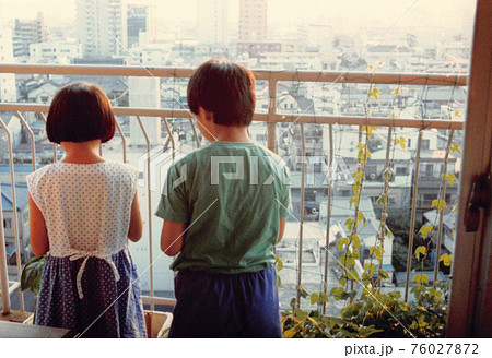 昔のフィルム写真 ベランダで朝顔を見つめるきょうだいの後ろ姿 昔のフィルム写真 ベランダで朝顔を見つめるきょうだいの後ろ姿 76027872