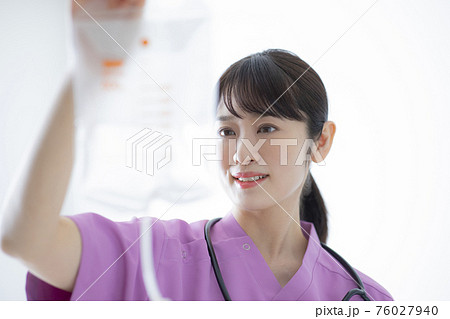 白衣の女性 白衣の女性 76027940