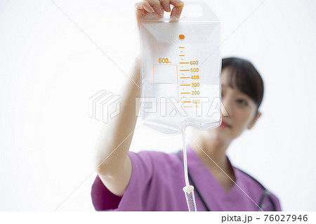 白衣の女性 76027946