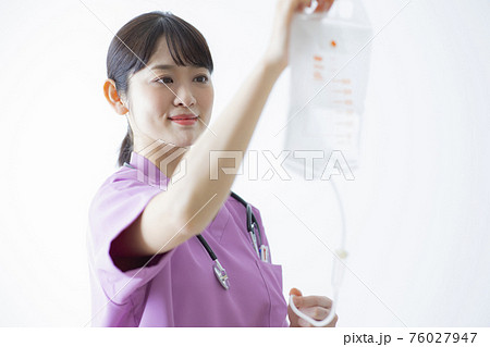 白衣の女性 76027947