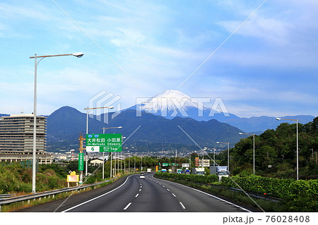 東名高速道路より望む富士山　神奈川県 76028408