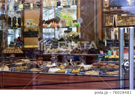 たくさんのお菓子が並ぶスペインのお菓子屋さん たくさんのお菓子が並ぶスペインのお菓子屋さん 76028481
