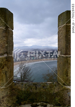 モンテウルグルから見えるサンセバスチャンのラ・コンチャ海岸 76028483