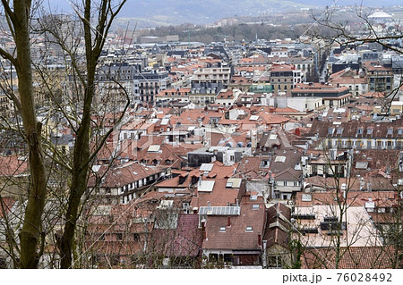 海外　オレンジ色の屋根のある風景 76028492