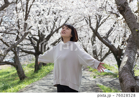 桜並木をバックに 桜並木をバックに 76028528
