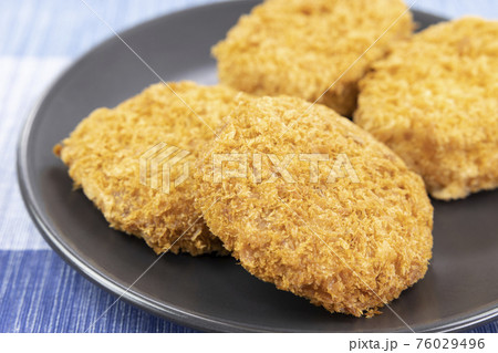 美味しいメンチカツとコロッケ盛り合わせ 美味しいメンチカツとコロッケ盛り合わせ 76029496