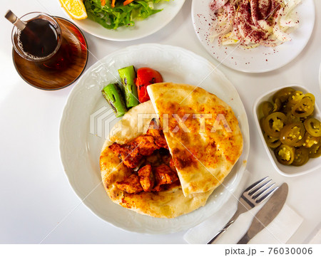 Turkish chicken shish kebab on pita bread with vegetables 76030006