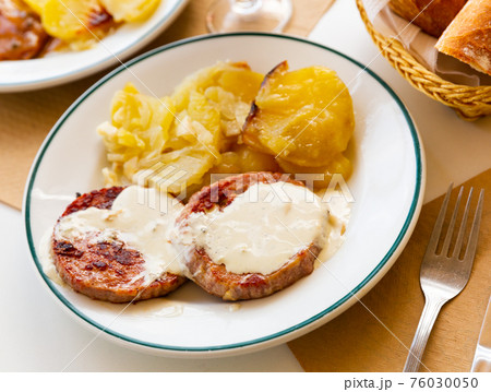 Fried turkey escalopes with Roquefort cheese sauce and potatoes 76030050
