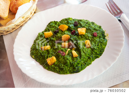 Creamed spinach with raisins and croutons Creamed spinach with raisins and croutons 76030502