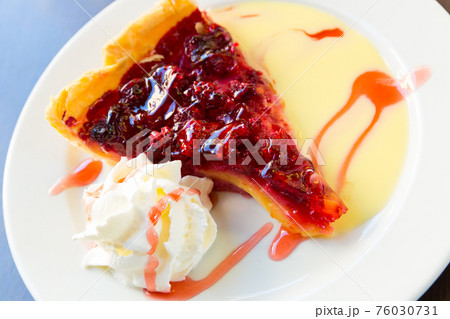 Raspberry quiche with whipped cream 76030731