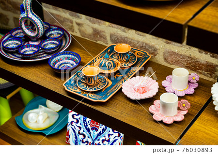 Traditional Turkish ceramic souvenirs at the Istanbul market 76030893