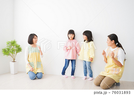 こども園で遊ぶ子どもたち こども園で遊ぶ子どもたち 76031893