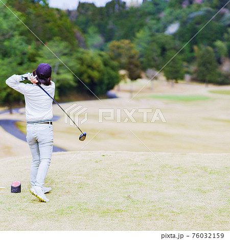 ゴルファー　ゴルフ　ラウンド　スイング　ゴルフ場 76032159