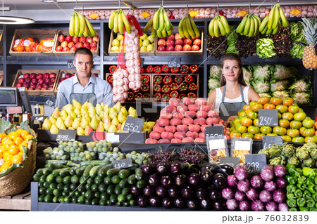 Modern male and female shop assistants 76032839