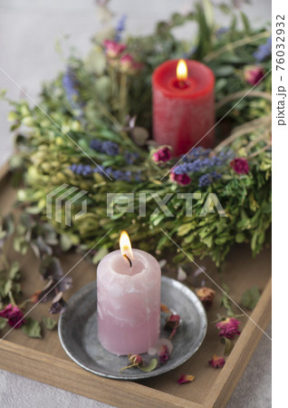 グリーンのリースとキャンドル グリーンのリースとキャンドル 76032932