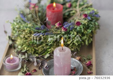 グリーンのリースとキャンドル グリーンのリースとキャンドル 76032936