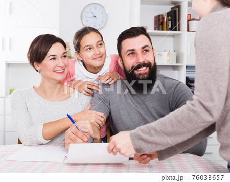 Parents signing property papers 76033657