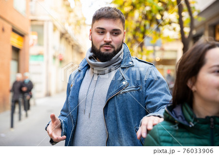 Man trying to pick up woman on street Man trying to pick up woman on street 76033906