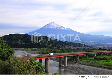 富士川SAより望む富士山　東名高速道路下り線 76034002
