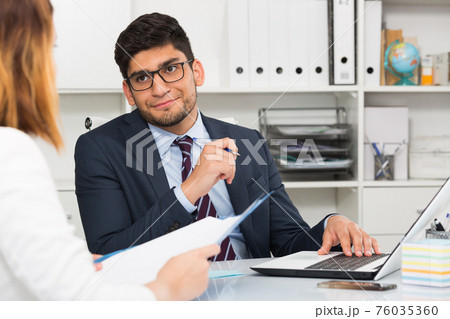 Colleagues meeting in office 76035360